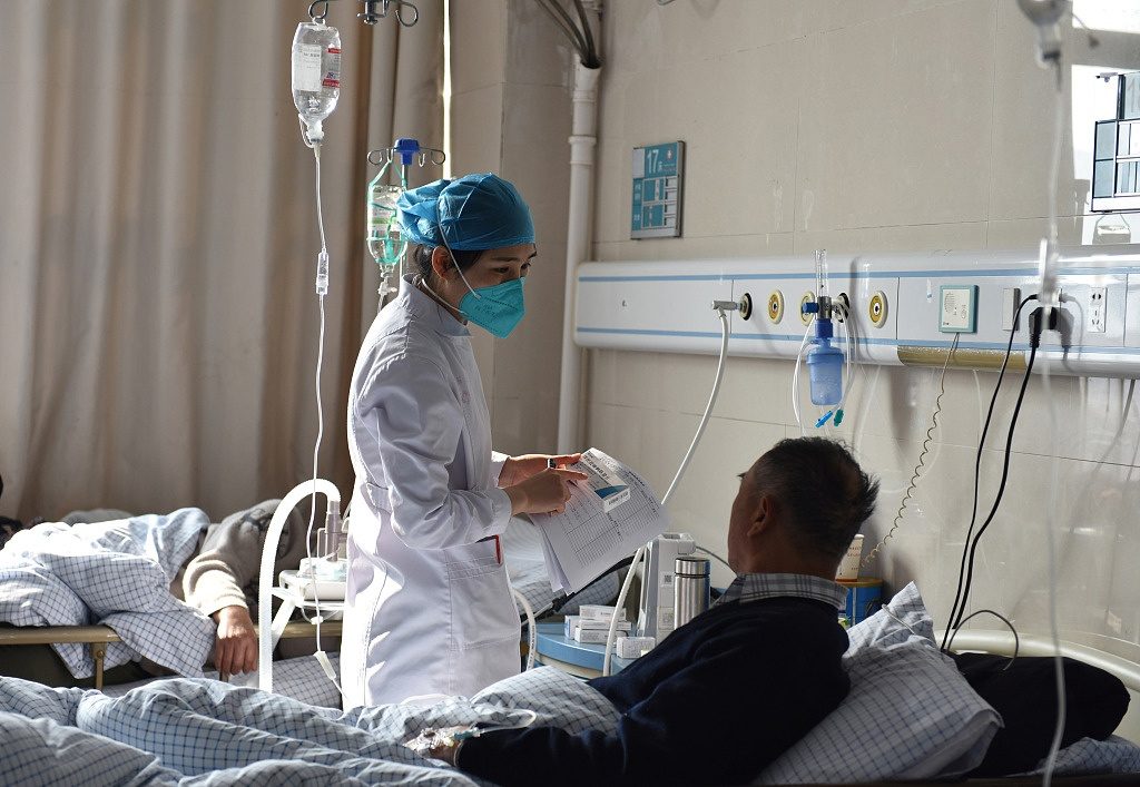 Китай будет обеспечивать медицинское обслуживание ключевых уязвимых групп населения в рамках борьбы с COVID-19 и более эффективно усиливать профилактику заболеваний на ранних стадиях