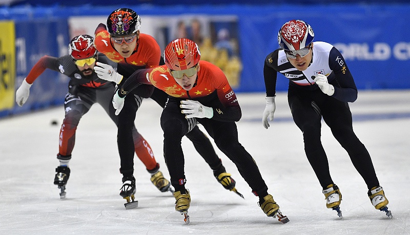 Конькобежец из Китая Линь Сяоцзюнь завоевал золото в финале Кубка мира по шорт-треку в Дрездене (Германия) на дистанции 500 метров