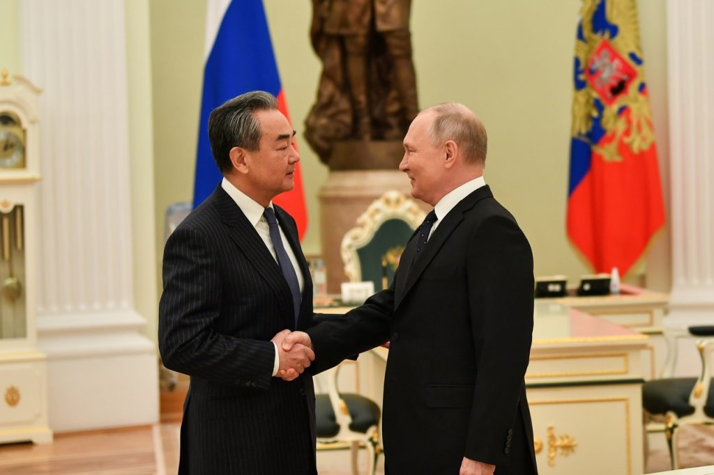 Владимир Путин проводит переговоры с главой МИД Китая Ван И
