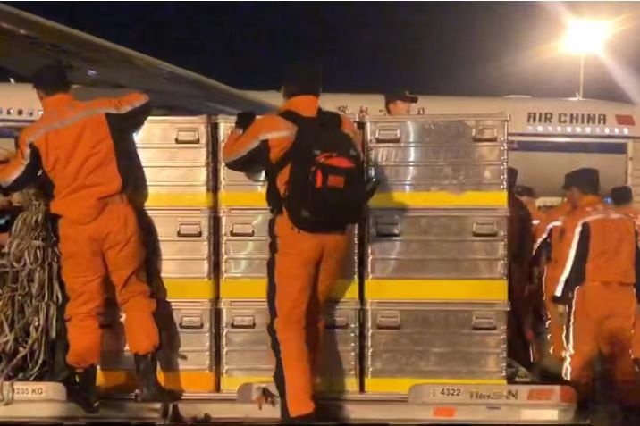 82 китайских спасателя сегодня в 03:30 по местному времени прибыли в Турцию для оказания помощи в ликвидации последствий землетрясения, передает CMG.