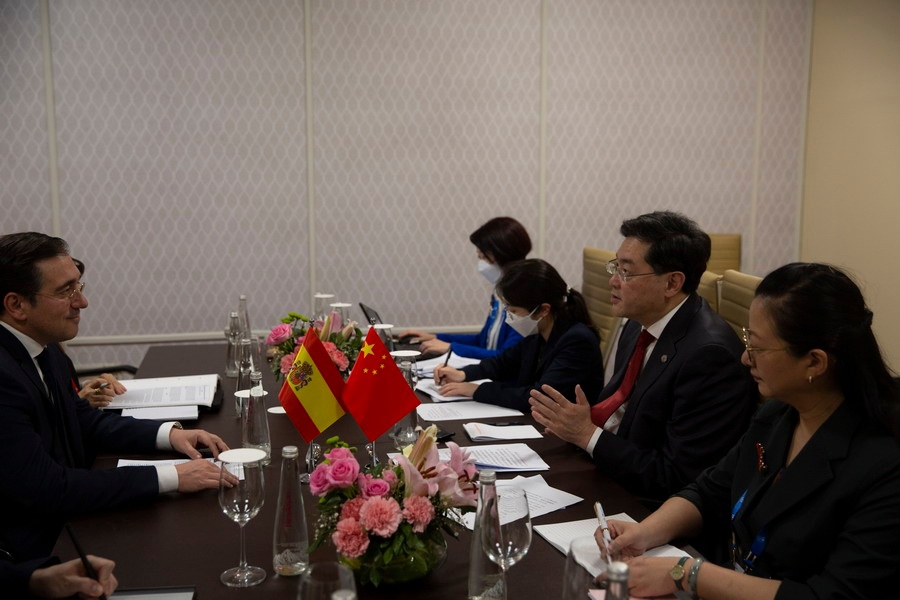 2 марта 2023 года министр иностранных дел КНР Цинь Ган в Нью-Дели (Индия) провел встречу с главой МИД Испании Хосе Мануэлем Альбаресом