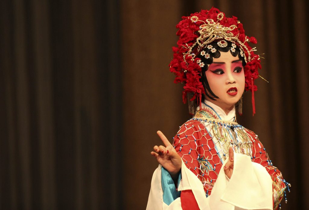 В традиционной китайской опере каждый грим, цвет и костюм имеет значение, а создание сценического головного убора включает определённое число шагов