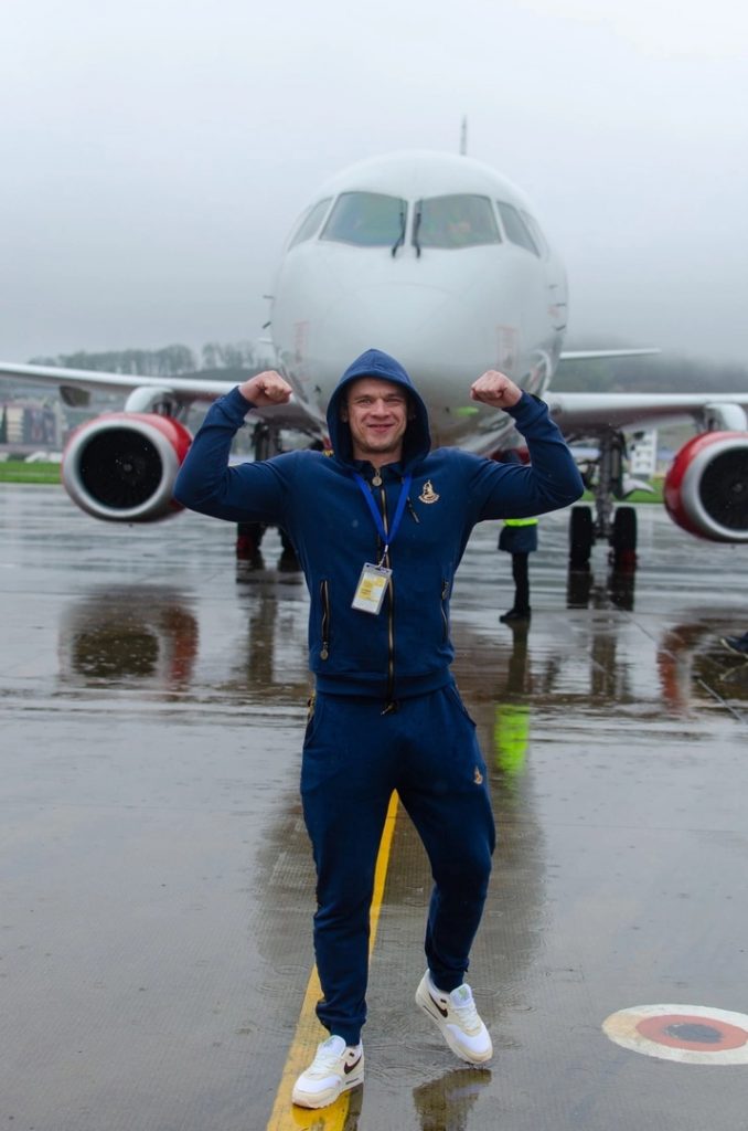 Денис Вовк смог вручную отбуксировать самолет весом более 32 тонн
