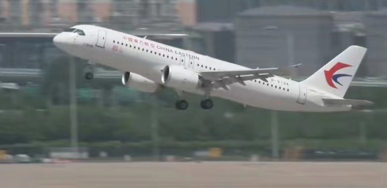 Китайский узкофюзеляжный самолет COMAC C919 сегодня совершает свой первый коммерческий регулярный рейс