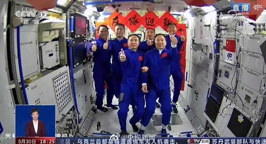 Три астронавта на борту пилотируемого корабля «Шэньчжоу-16» вошли в основной модуль космической станции «Тяньгун»
