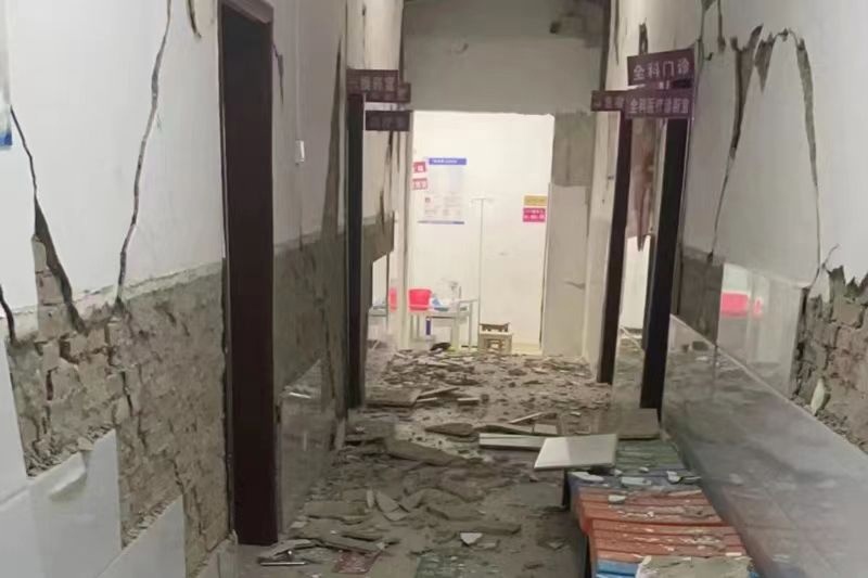 Три человека получили травмы из-за землетрясения в городском округе Баошань провинции Юньнань на юго-западе Китая