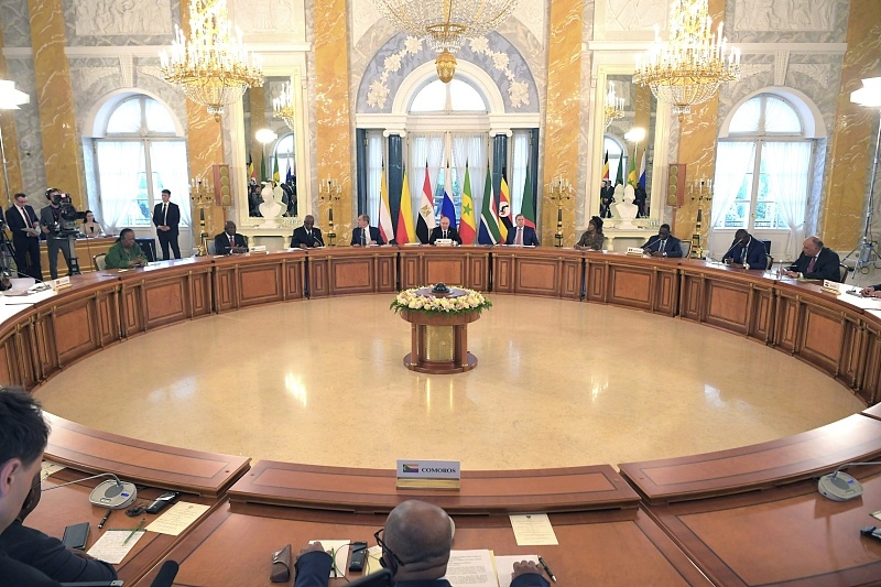 Президент РФ Владимир Путин в субботу в Санкт-Петербурге в Константиновском дворце провел переговоры с лидерами семи стран Африки, которые днем ранее были в Киеве
