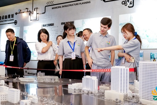 Молодежь из стран Центральной Азии посетила Музей городского планирования в городе Ланьчжоу – административном центре провинции Ганьсу на северо-западе Китая