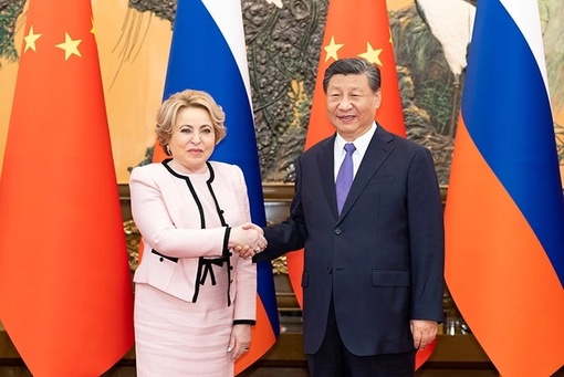 Председатель КНР Си Цзиньпин в понедельник в Пекине встретился с прибывшей в Китай с визитом спикером Совета Федерации РФ Валентиной Матвиенко