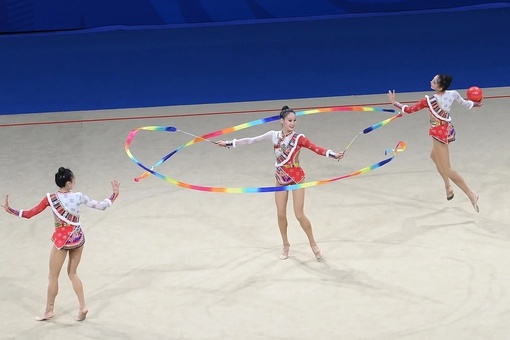 китайская команда завоевала золотую медаль в финале командного многоборья по художественной гимнастике