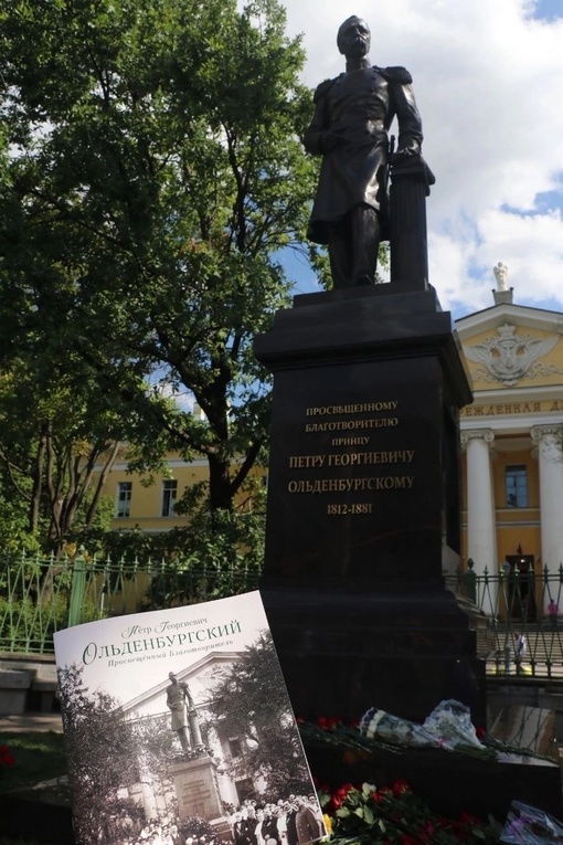 К зданию Мариинской больницы вернулся памятник принцу Петру Ольденбургскому, который около 40 лет руководил этим медицинским учреждением