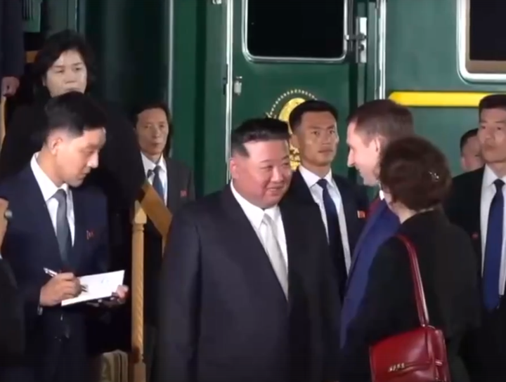 Российские СМИ опубликовали кадры встречи Ким Чен Ына на железнодорожной станции Хасан в Приморье