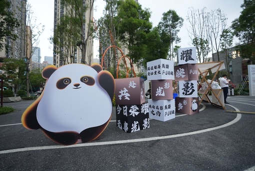 В нескольких штрихах на белом фоне, которые украшают плакаты и баннеры на улицах и площадях Чэнду, угадывается любимец всех жителей Китая