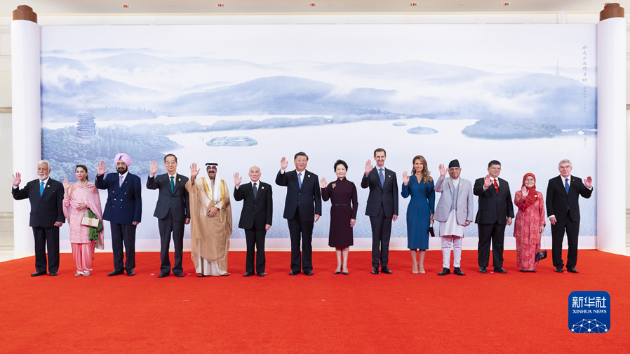 23 сентября председатель КНР Си Цзиньпин и его супруга Пэн Лиюань провели в Ханчжоу прием в честь прибытия в Китай высокопоставленных иностранных гостей — Полный текст выступления председателя КНР Си Цзиньпина
