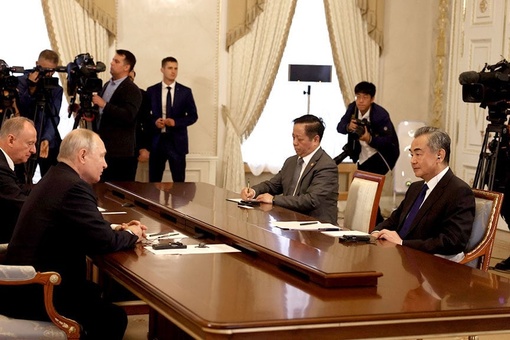 Эксперт считает, что визит Ван И в Москву готовит почву к встрече Путина и Си Цзиньпина