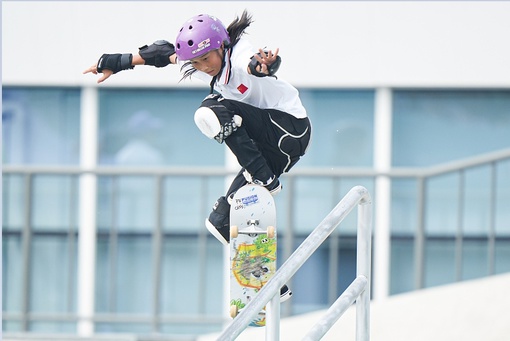 13-летняя Цуй Чэньси, самая юная участница китайской делегации на Азиатских играх в Ханчжоу, завоевала золото в соревнованиях по скейтбордингу