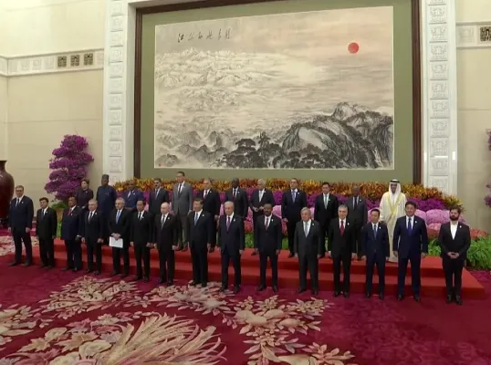 Председатель КНР Си Цзиньпин сфотографировался с иностранными лидерами, присутствовавшими на церемонии открытия 3-го Форума высокого уровня по международному сотрудничеству в рамках «Пояса и пути»