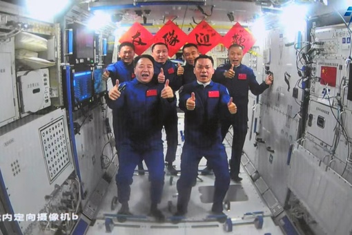 Экипаж пилотируемого космического корабля «Шэньчжоу-17» вошел в орбитальный модуль космической станции «Тяньхэ»