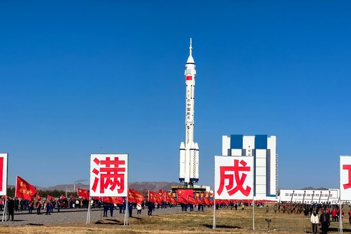 Шэньчжоу-17 и ракета-носителя Чанчжэн-2F доставлены на стартовую площадку