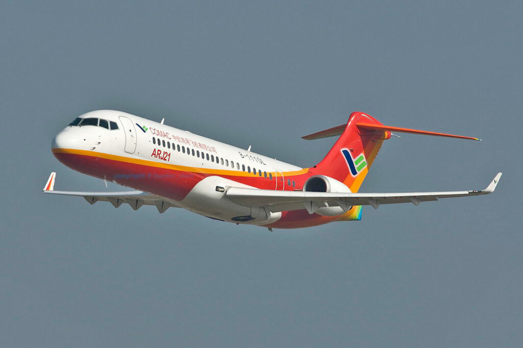 Китайский региональный реактивный лайнер ARJ21 принял в пятницу десятимиллионного пассажира на рейсе, следовавшем из Гуанчжоу в Цзеян