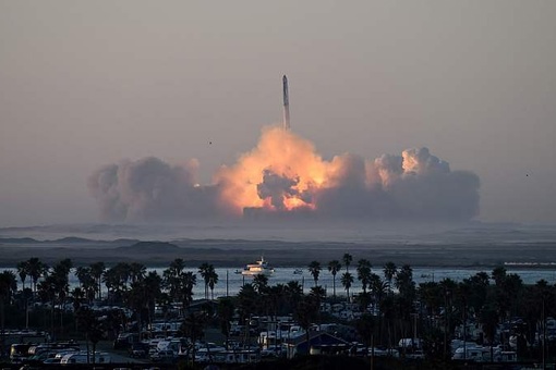 Сверхтяжелая новая ракета Starship компании SpaceX совершила второй испытательный полет, который закончился неудачей из-за взрыва после отделения от корабля стартового ускорителя