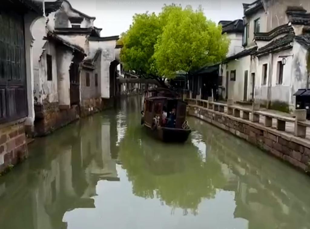 Вместо улиц в Учжэне — водные пути, поэтому его называют «Китайской Венецией»