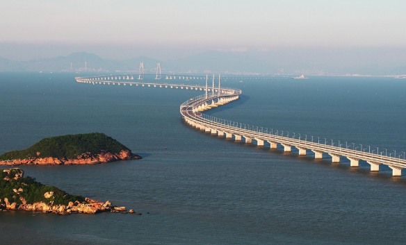 На юге Китая, в Гуандуне, в пробном режиме запустили однодневные туры на самый длинный в мире морской мост, связывающий Сянган, Чжухай и Аомэнь