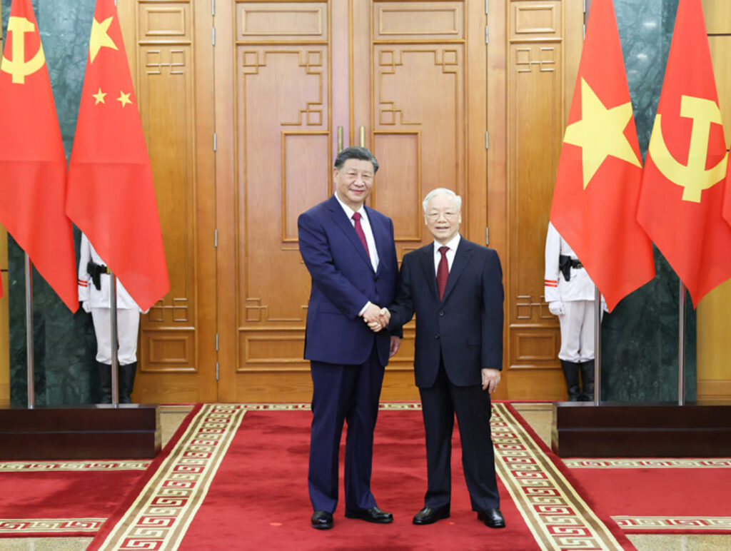 Си Цзиньпин встретился с генсеком ЦК Компартии Вьетнама Нгуен Фу Чонгом, который пригласил Си Цзиньпина на чаепитие