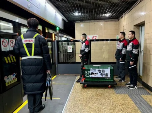 Товары, заказанные по интернету, впервые доставили жителям Шанхая в вагонах метро
