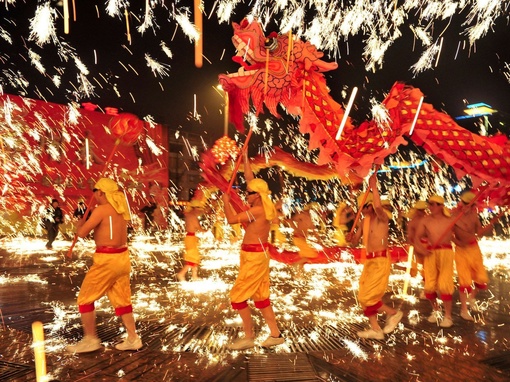 По всему Китаю проходят световые шоу в честь праздника Весны