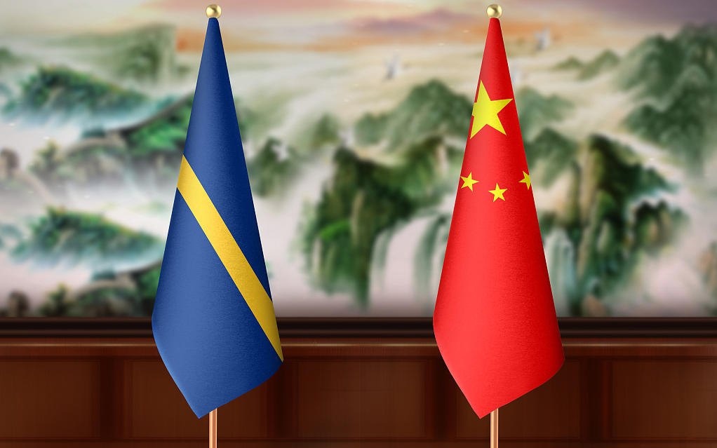 Глава МИД КНР Ван И и его коллега из Науру Лионель Айнгимеа провели переговоры и подписали коммюнике о восстановлении дипломатических отношений между странами