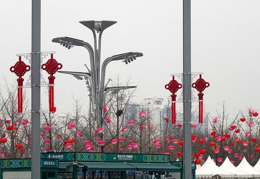 Олимпийский парк в Пекине на днях украсили красными фонариками
