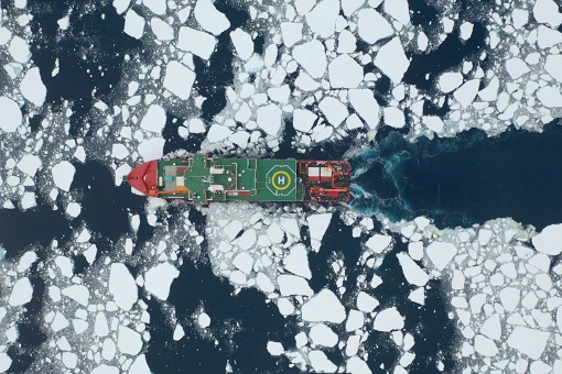 Участники 40-й китайской антарктической научной экспедиции успешно разместили в море Амундсена глубоководные исследовательские буи