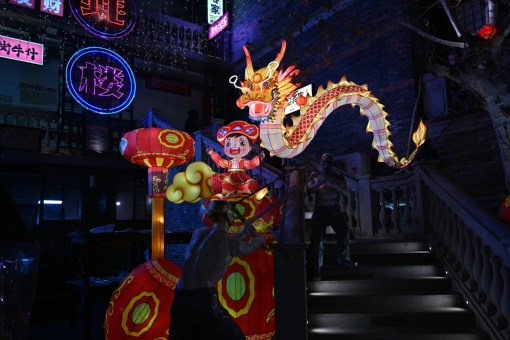 В квартале Дунмэньшицзин города Чэнду на юго-западе Китая в преддверии праздника Весны (Нового года по лунному календарю) стартовал Фестиваль фонарей на тему «Год дракона»