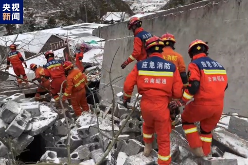 47 человек из 18-и семей пропали без вести в результате оползня в деревне Ляншуй уезда Чжэньсюн провинции Юньнань на юго-западе Китая