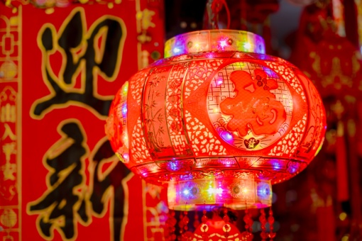 По мере приближения праздника Весны новогодние рынки по всему Китаю оживляются