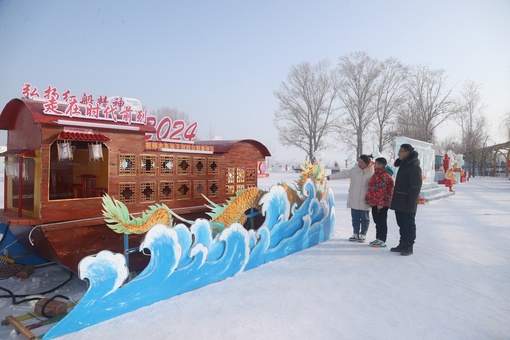 В районе озера Цингэда прошел фестиваль снежных и ледяных скульптур