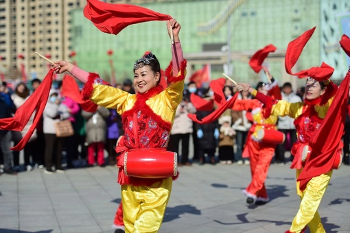 По всему Китаю разнообразными мероприятиями встречают праздник Фонарей (Юаньсяоцзе — 15-й день 1-го месяца по лунному календарю), который в этом году выпал на 24 февраля