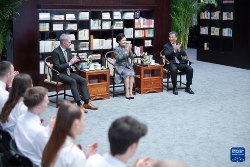 Пэн Лиюань встретилась в Пекине с немецкими школьниками и педагогами