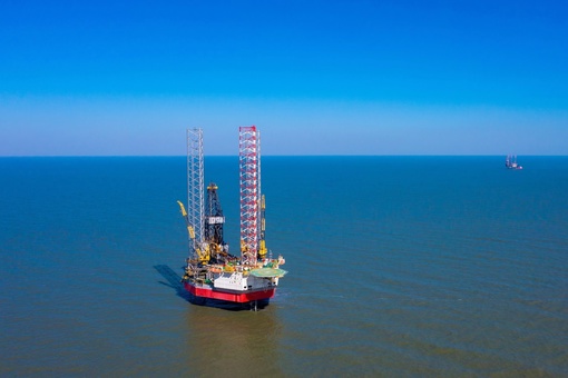 Китайская национальная шельфовая нефтяная корпорация (China National Offshore Oil Corporation, CNOOC) в понедельник объявила об открытии месторождения в Бохайском заливе с доказанными запасами нефти в 104 млн тонн