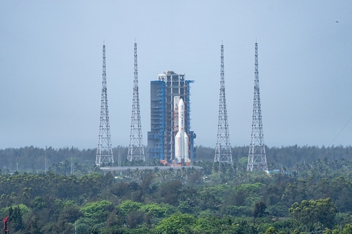 На стартовую площадку космодрома Вэньчан на острове Хайнань доставили ракету-носитель «Чанчжэн-5 Y8» и лунный зонд «Чанъэ-6»