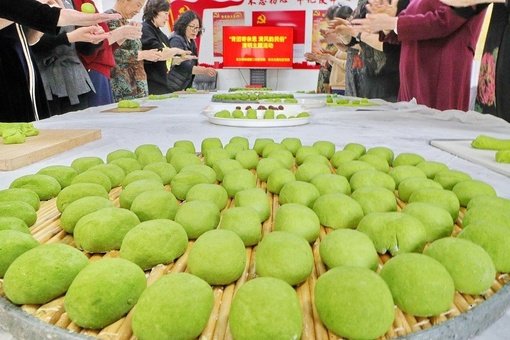 Традиционный китайский праздник Цинмин («Праздник чистого света»), также известный как День поминовения усопших, является началом пятого сезона 24-сезонного традиционного сельскохозяйственного календаря