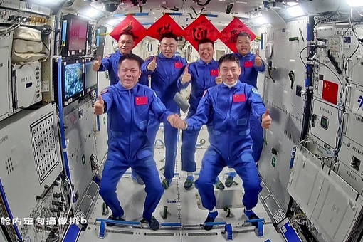 «Шэньчжоу-18»  успешно состыковался с космической станцией КНР