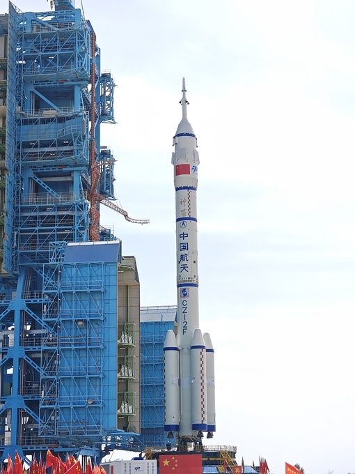 Корабль «Шэньчжоу-18″ и ракета-носитель»Чанчжэн-2F» доставлены на стартовую площадку