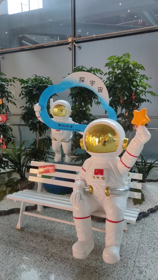 В Международном аэропорту «Дасин» гостей встречают космонавты