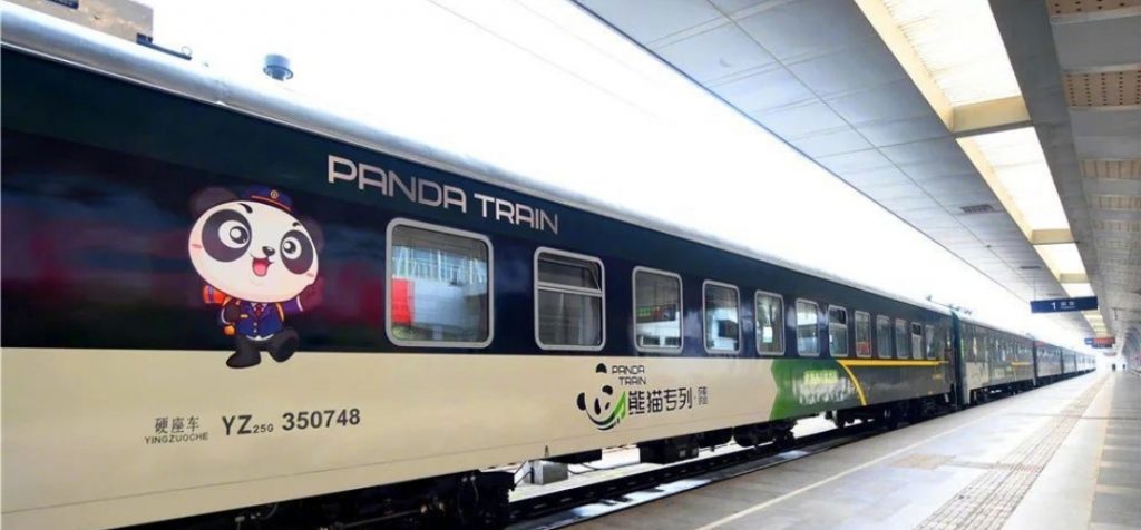В Китае запустили туристический панда-поезд