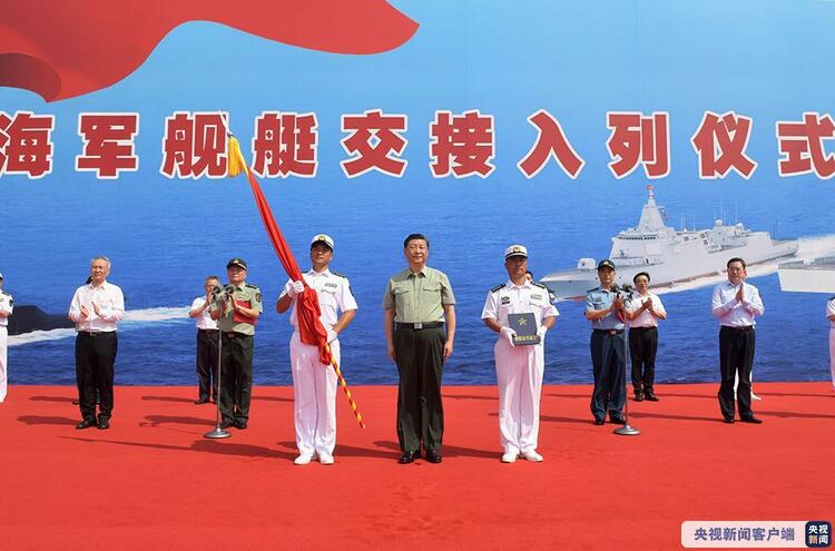 Си Цзиньпин посетил церемонию введение в строй трех боевых кораблей ВМС