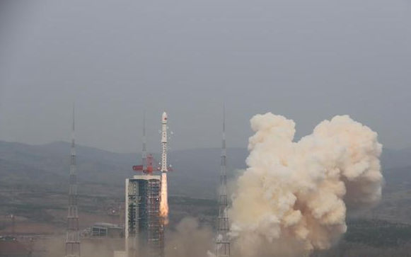 Китайская ракета-носитель для запуска грузового космического корабля доставлена на космодром