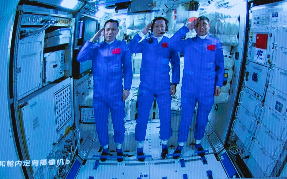 Си Цзиньпин провел беседу с космонавтами модуля «Тяньхэ»