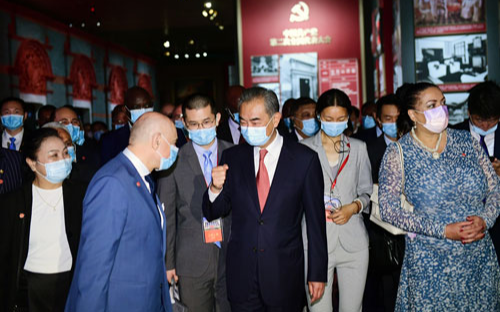 По приглашению Ван И иностранные дипломаты и представители международных организаций посетили выставку об истории КПК